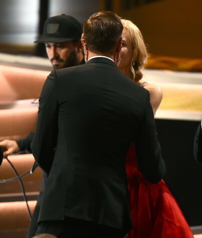 KLINTE TIL: Alexander Skarsgård kysset motspiller Nicole Kidman, foran ektemannen hennes, da han skulle hente hjem sin første Emmy-pris. Det reagerte flere på. Foto: NTB Scanpix KLINTE TIL: Alexander Skarsgård kysset motspiller Nicole Kidman, foran ektemannen hennes, da han skulle hente hjem sin første Emmy-pris. Det reagerte flere på. Foto: NTB Scanpix